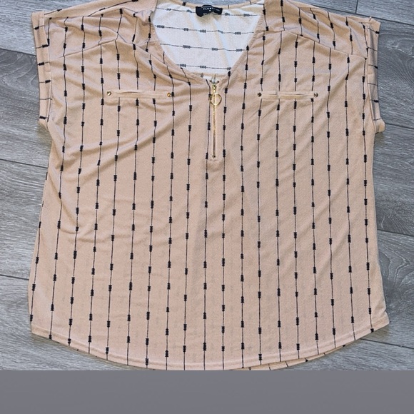 Flower & Feather Women’s Short Sleeved Top Plus Size 2X Arrows Gold Tan Accents - Picture 1 of 5